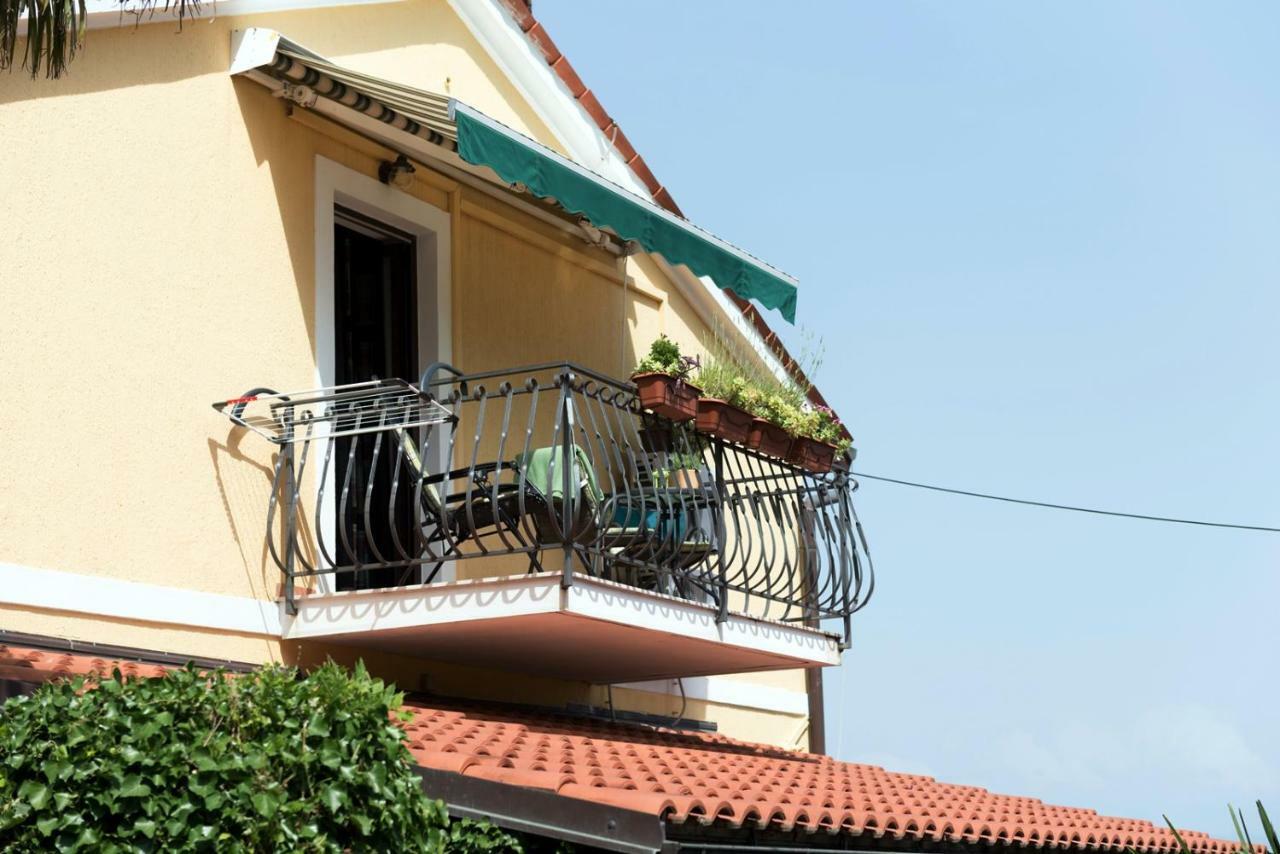 Apartments Villa Zara Ловран Экстерьер фото